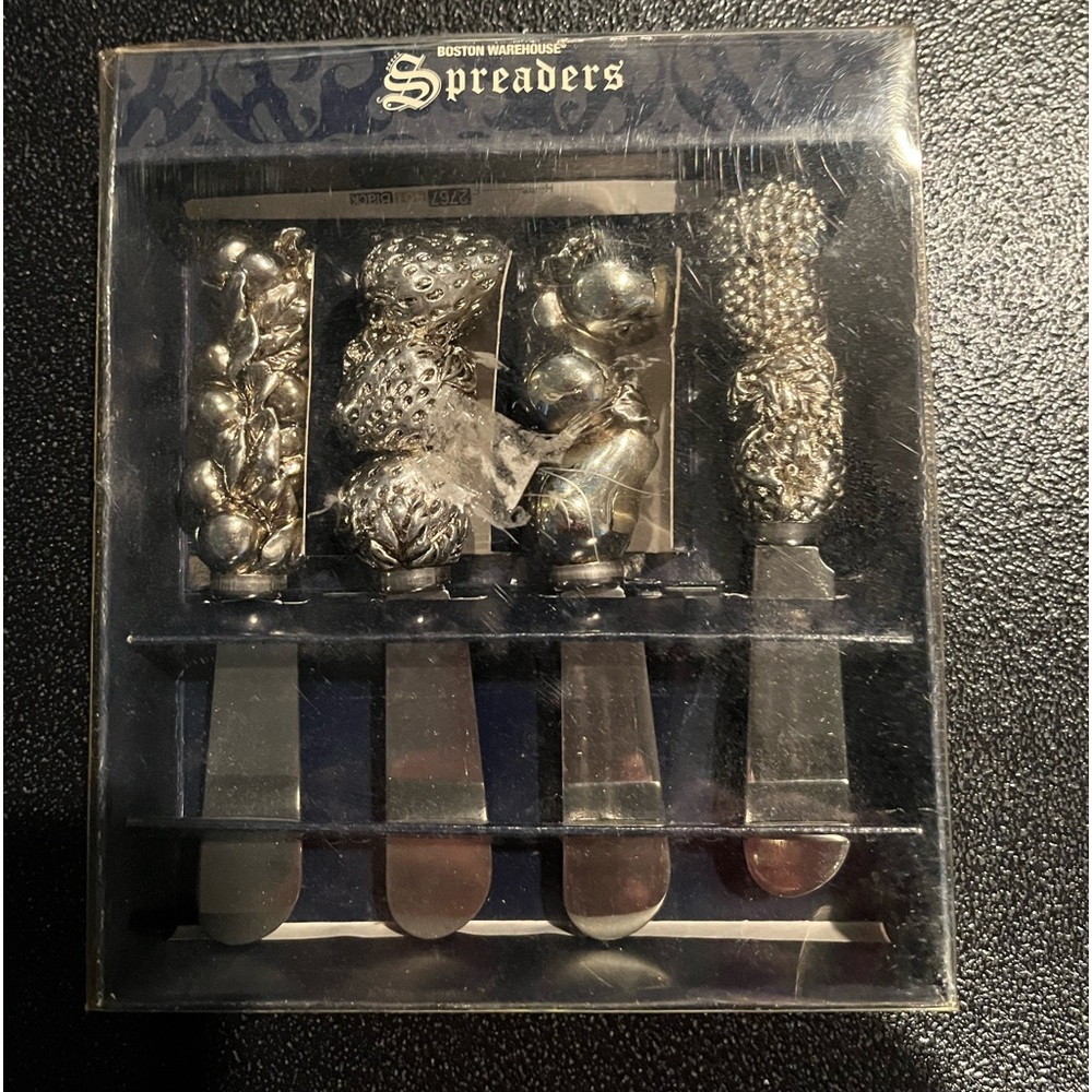 Boston Warehouse set of 4 Dellaribbia stainless steel spreaders